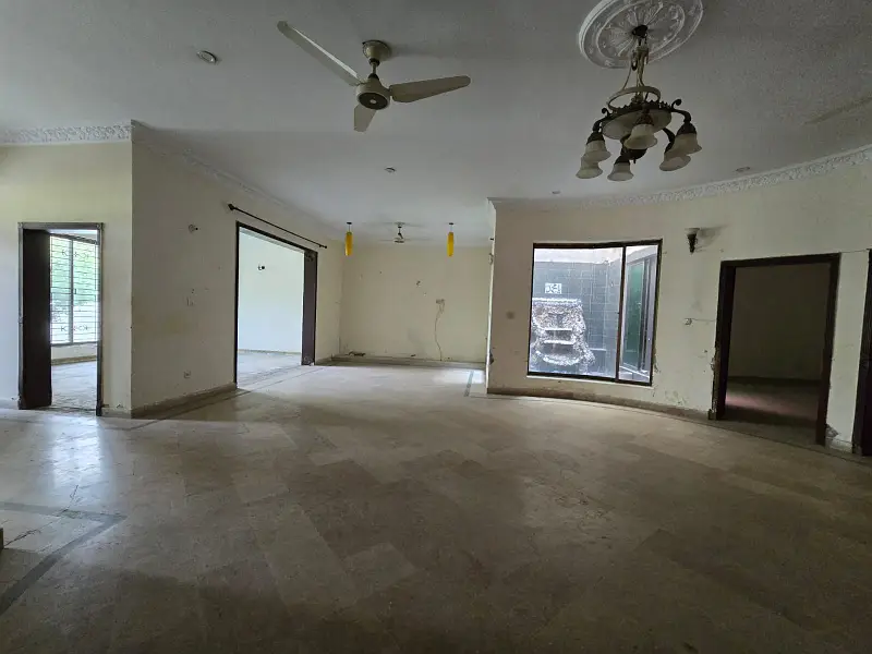 1 KANAL PRIME LOCATION OLD HOUSE UP FOR SALE
