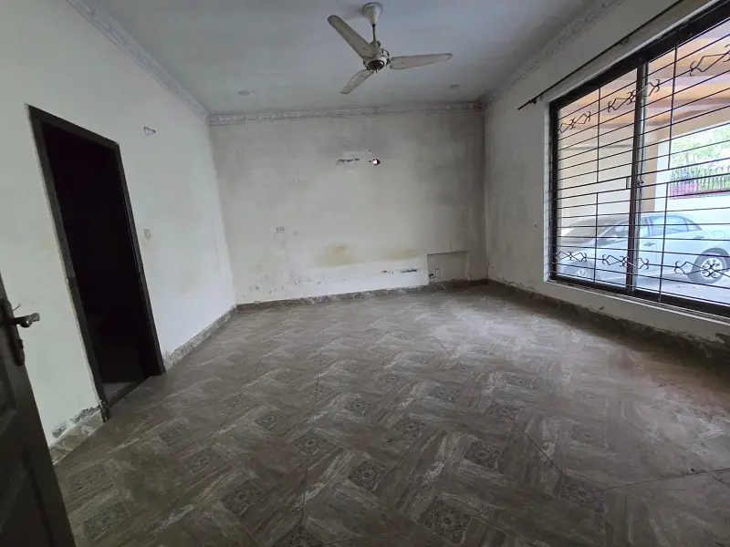 1 KANAL PRIME LOCATION OLD HOUSE UP FOR SALE