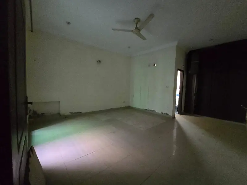 1 KANAL PRIME LOCATION OLD HOUSE UP FOR SALE