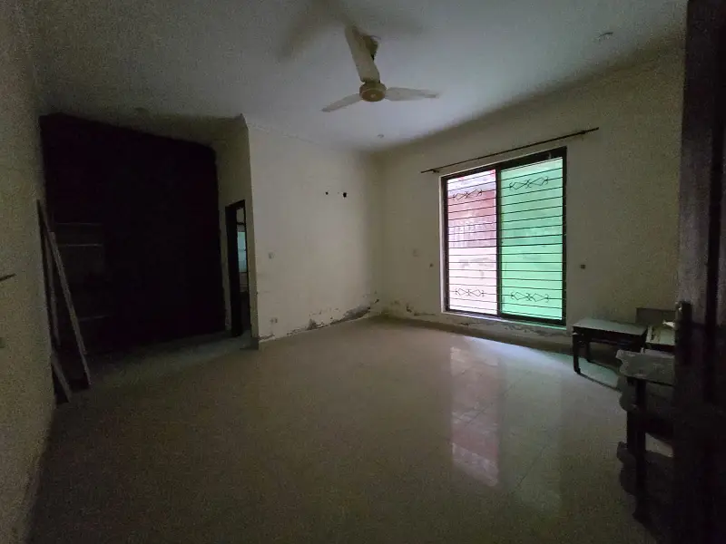 1 KANAL PRIME LOCATION OLD HOUSE UP FOR SALE