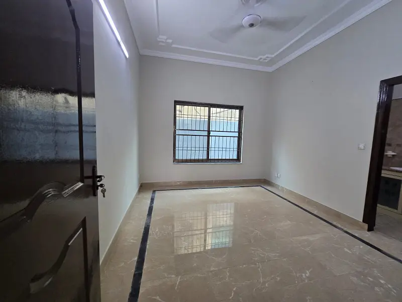10 MARLA BEST LOCATION USD HOUSE UP FOR SALE