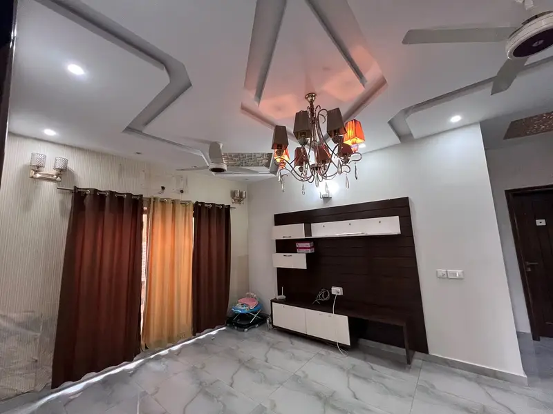 10 Marla Investors Rate House in J Block
