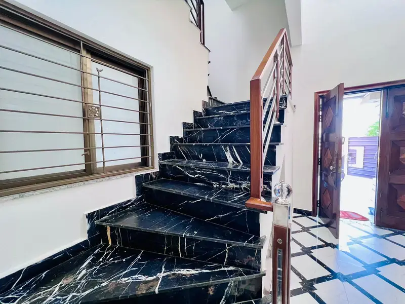 10 Marla Investors Rate House in J Block