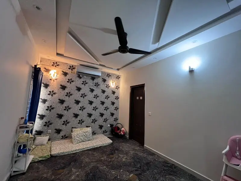 10 Marla Investors Rate House in J Block