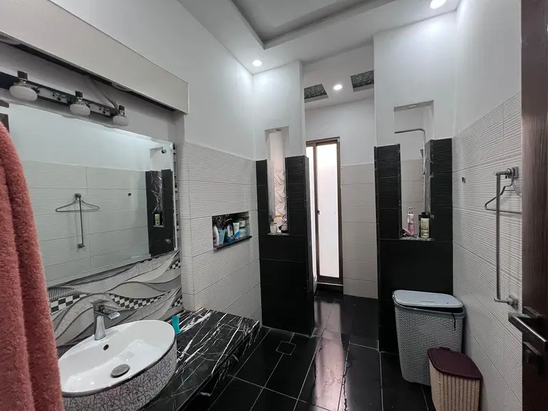10 Marla Investors Rate House in J Block