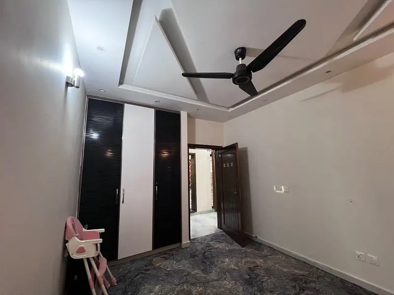 10 Marla Investors Rate House in J Block