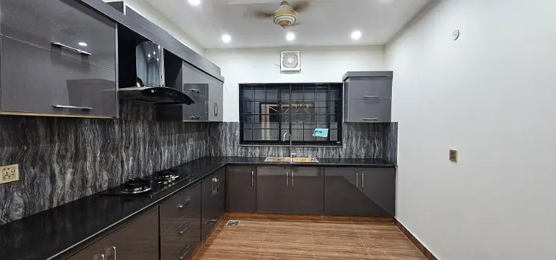 10 MARLA LIKE BRAND NEW HOUSE UP FOR SALE
