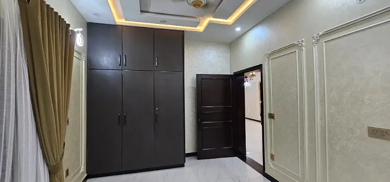 10 MARLA LIKE BRAND NEW HOUSE UP FOR SALE