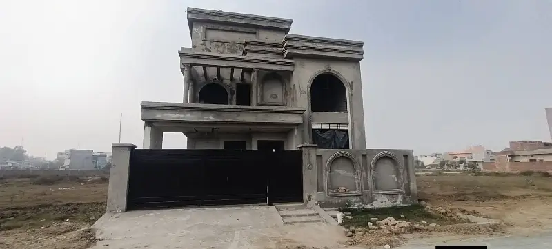 10 Marla Solid Gray Structure House For Sale.