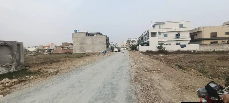 10 Marla Solid Gray Structure House For Sale.