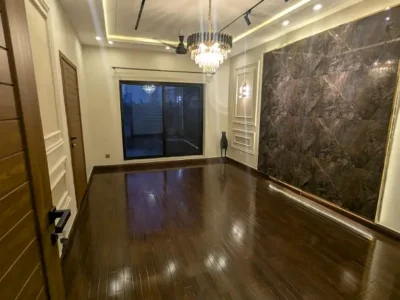 12 MARLA IDEAL LOCATION HOUSE UP FOR SALE