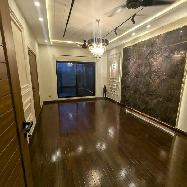 12 MARLA IDEAL LOCATION HOUSE UP FOR SALE