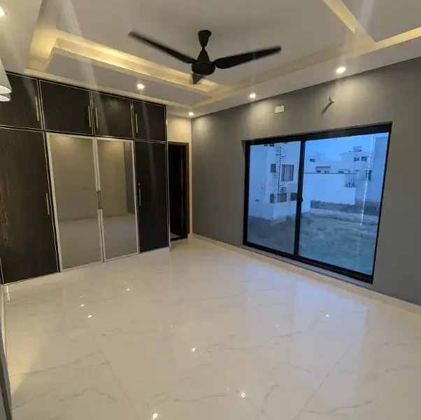 12 MARLA IDEAL LOCATION HOUSE UP FOR SALE