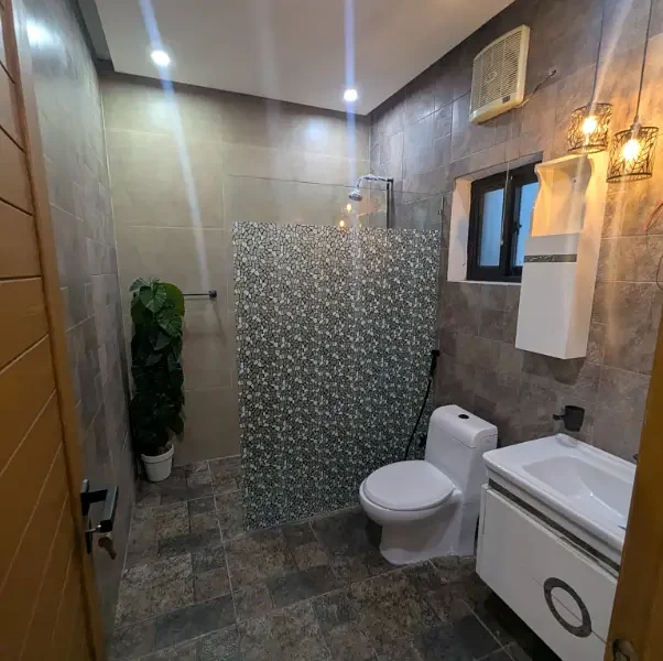12 MARLA IDEAL LOCATION HOUSE UP FOR SALE