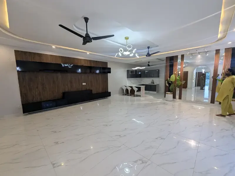 12 MARLA IDEAL LOCATION HOUSE UP FOR SALE