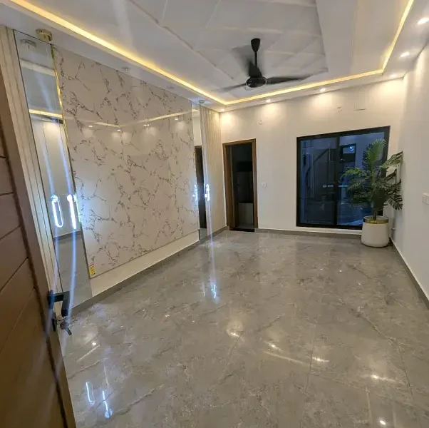 12 MARLA IDEAL LOCATION HOUSE UP FOR SALE