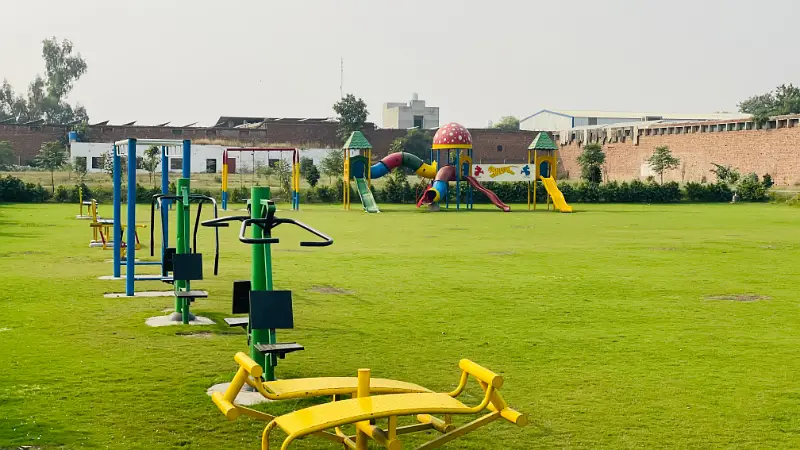 5 Marla plot for sale on 3.5 Year's installment booking just only 6 lakh monthly installment 40000 in Ali Housing Society near Bahria Town Lahore
