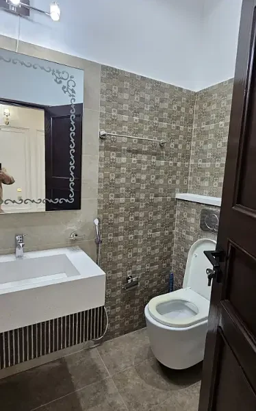 8 MARLA LIKE BRAND NEW PORTION AVAILABLE FOR RENT