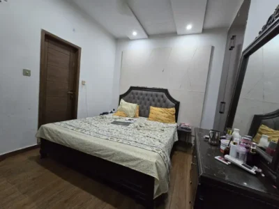 GRAUND FLOOR PHASING PARK FLAT UP FOR SALE