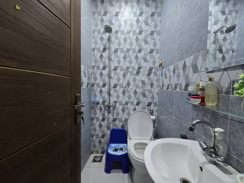 GRAUND FLOOR PHASING PARK FLAT UP FOR SALE