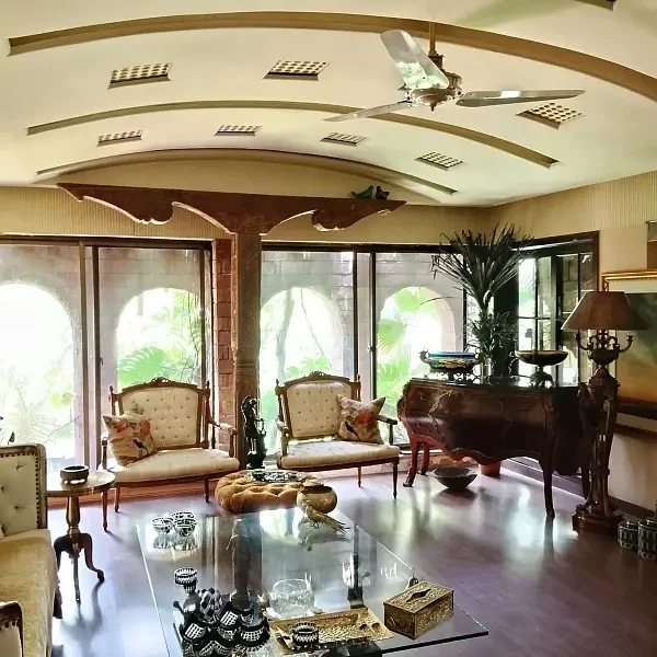 Three Side Open Livable Banglow In Main Cantt