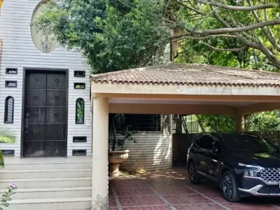 Three Side Open Livable Banglow In Main Cantt