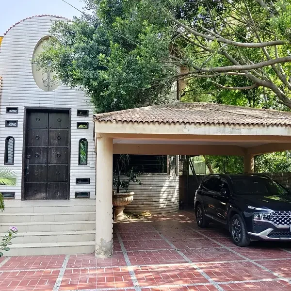 Three Side Open Livable Banglow In Main Cantt