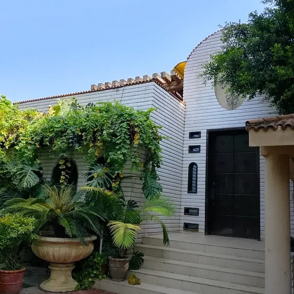 Three Side Open Livable Banglow In Main Cantt